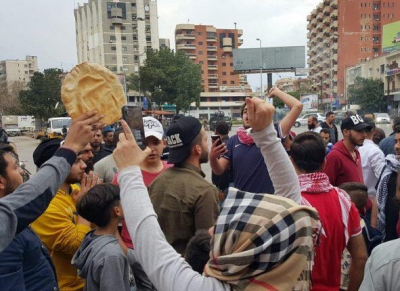 احتجاج شعبي في ساحة الثورة في طرابلس