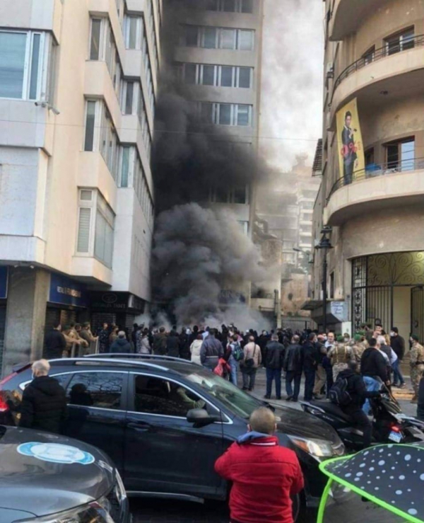 اعتصام لأولياء الطلاب في الخارج أمام مصرف لبنان والمطالبة بتنفيذ قانون الدولار الطالبي