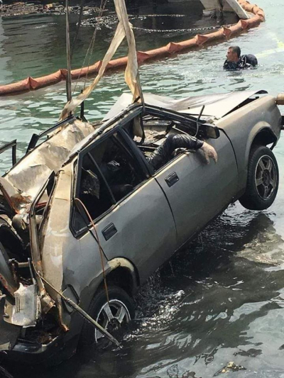 انتشال سيارة بداخلها جثة من البحر قبالة مرفأ بيروت (فيديو)