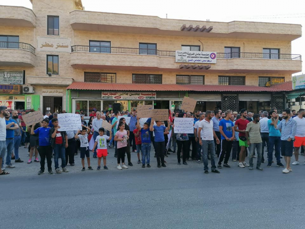 اعتصام في بلدة العين احتجاجاً على الوضع المعيشي (فيديو)