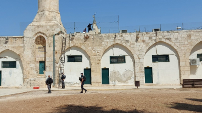الاحتلال يعتدي على طلبة المدارس في باب الأسباط ويقتحم مؤسسة بيت مال القدس