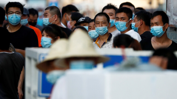 السلطات الصينية تعلن الطوارئ في منطقة بالعاصمة بعد ارتفاع عدد الإصابات بكورونا