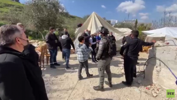 قوات الاحتلال تداهم خيمة أقامتها عائلة فلسطينية على أنقاض منزلها شرقي القدس