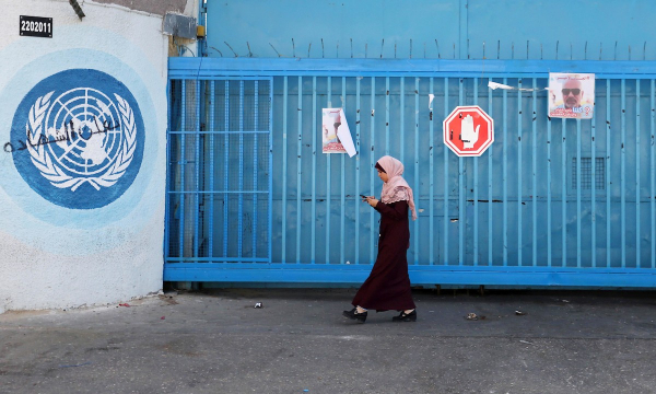 بحجّة الأزمة المالية.. "أونروا" تُنهي عقود عشرات العاملين لديها في غزة