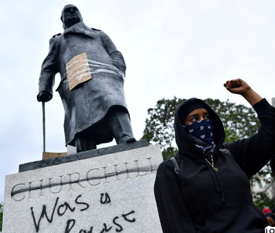 محتجون في بلجيكا يطالبون بوضع تمثال لمدافع توتنهام
