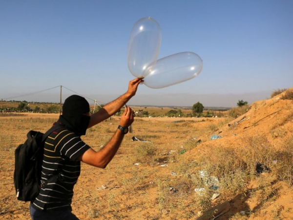 الاحتلال يهدد بالتصعيد حال استمر تساقط البالونات من غزة