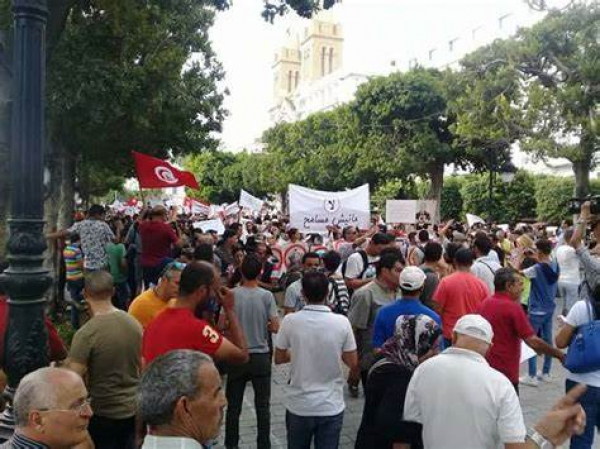 تونس... مسيرة احتجاجية في شارع الحبيب بورقيبة.. (فيديو)