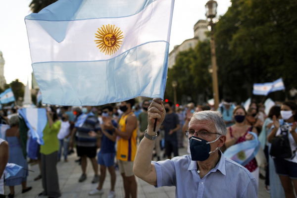 الأرجنتين.. تظاهرات إثر فضيحة في توزيع لقاحات كورونا