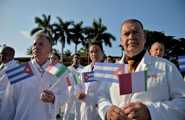 كوبا تواصل إرسال طواقمها الطبية حول العالم لمكافحة كورونا