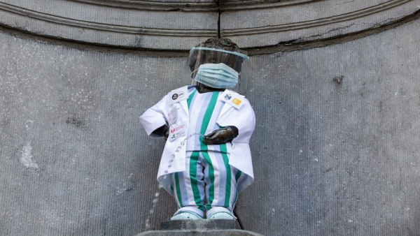 تكريماً للعاملين في القطاعات الصحية.. تمثال شهير وسط بروكسل يتزين بكمامة وثوب أبيض
